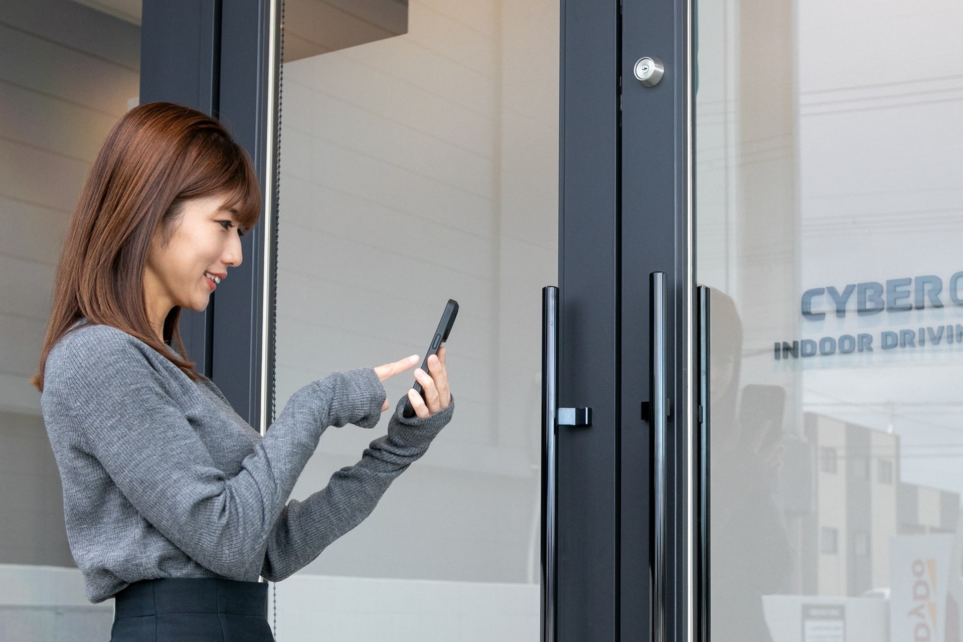 STEP03 ご入室｜本施設へのご入室は、ご予約当日の開始時間5分前から可能です。ご来店の際は、入口ドアの前で会員アプリを開き、「ドア解錠」をタップしてください。ドアが解錠されましたら、そのまま施設内へお入りください。