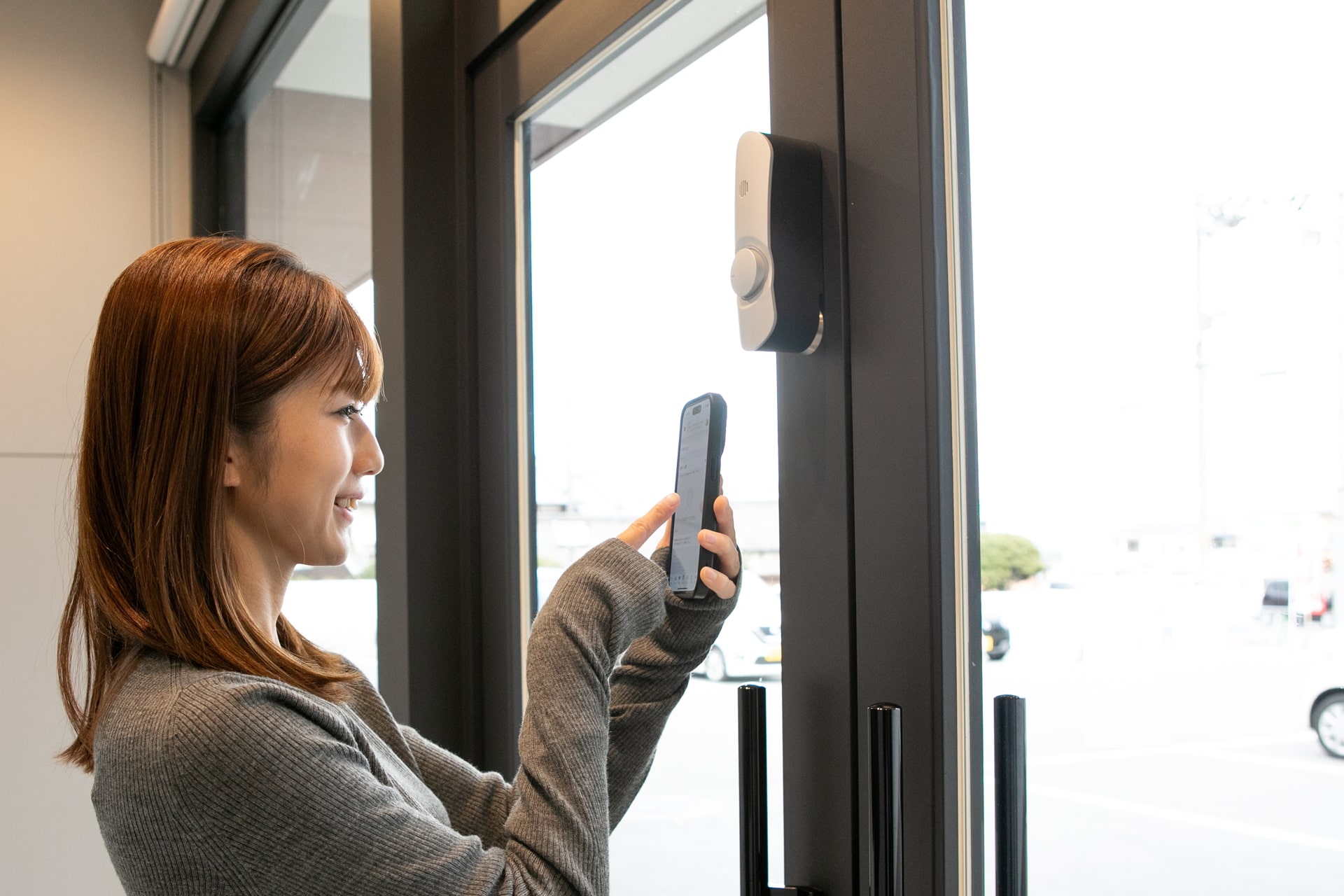 STEP07 ご退室｜本施設からご退出の際は、出口ドアの前で会員アプリを開き、「ドア解錠」をタップしてください。ドアが解錠されましたら、そのままお帰りいただけます。
