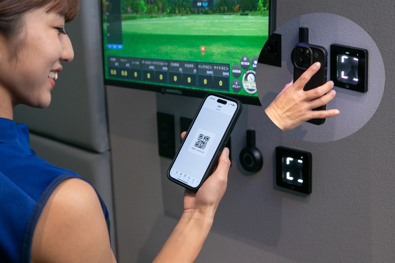 STEP04 シミュレーター起動｜予約時間になりましたら、会員アプリ内の会員証ボタン（QRコード）をタップし、打席前のQRスキャナーにかざしてください。ゴルフシミュレーターが自動で起動し、すぐにプレーを開始できます。