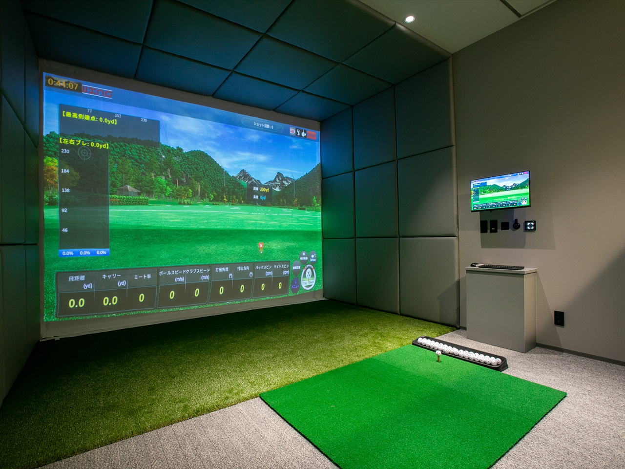 CYBER GOLFの特徴2｜完全個室を完備｜完全個室、快適空間で人目を気にせず集中して練習やラウンドをお楽しみいただけます