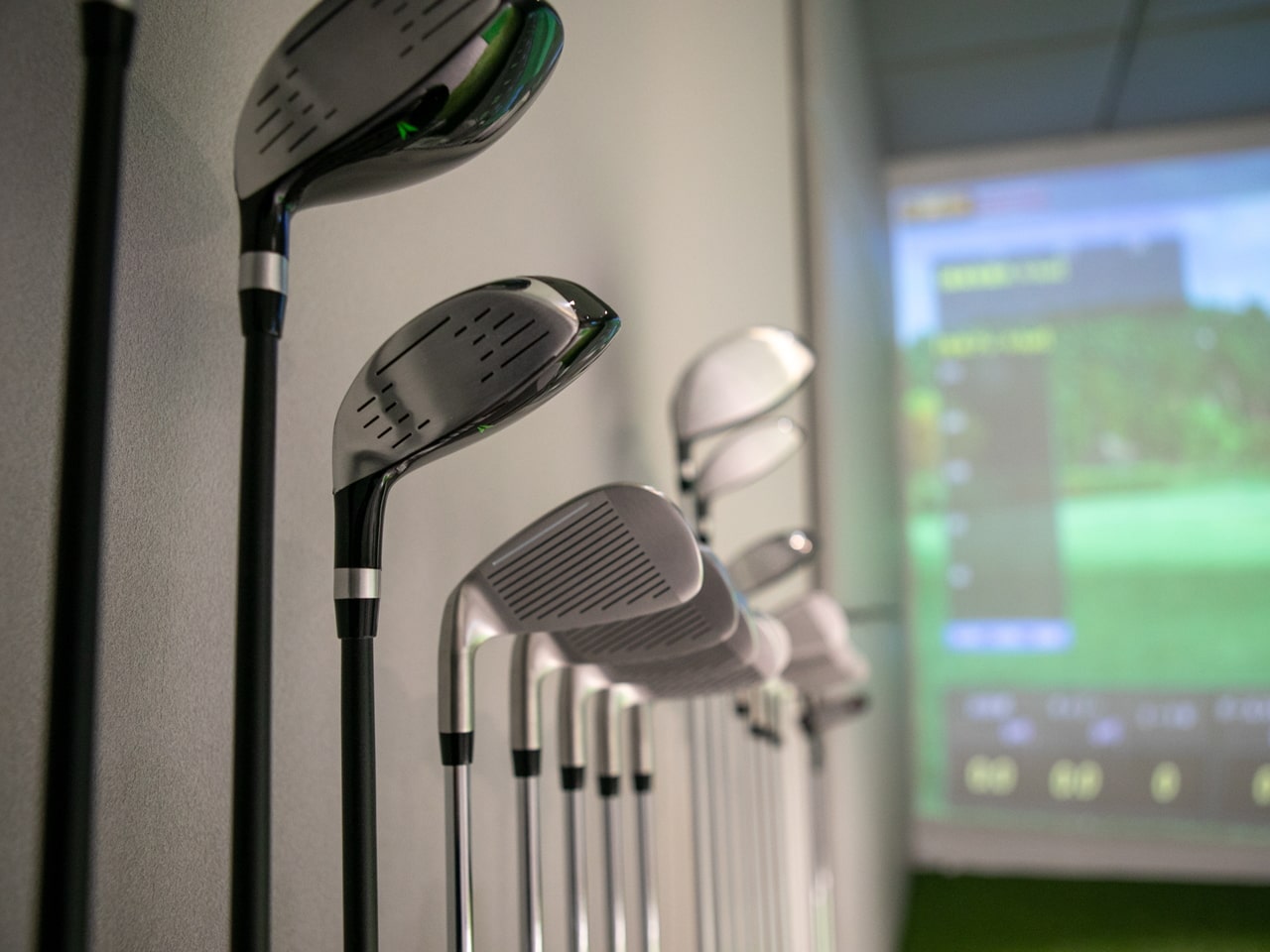 CYBER GOLFの特徴5｜手ぶらでOK！貸しゴルフクラブを完備しており、手ぶらでのご利用も可能です。グローブはご持参ください